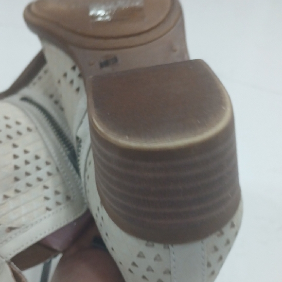 Lucky Brand Perforated Tan Ankle Booties Leather Sz8 Gentle Used - Picture 8 of 10